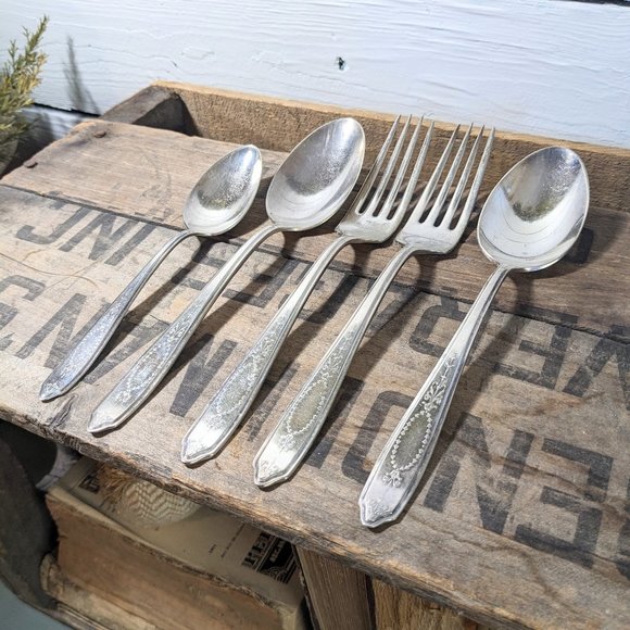 5 Piece Vintage William Rogers and Bro Flatware Spoons Forks - Picture 3 of 9